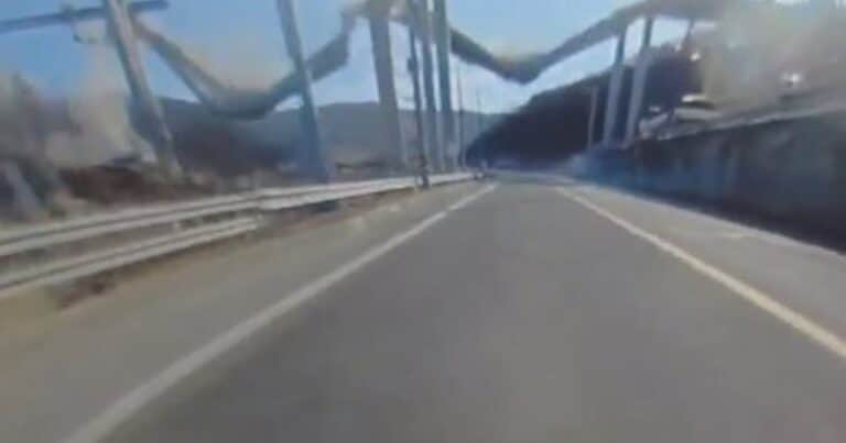 El impactante momento en que se derrumba un puente en Corea del Sur