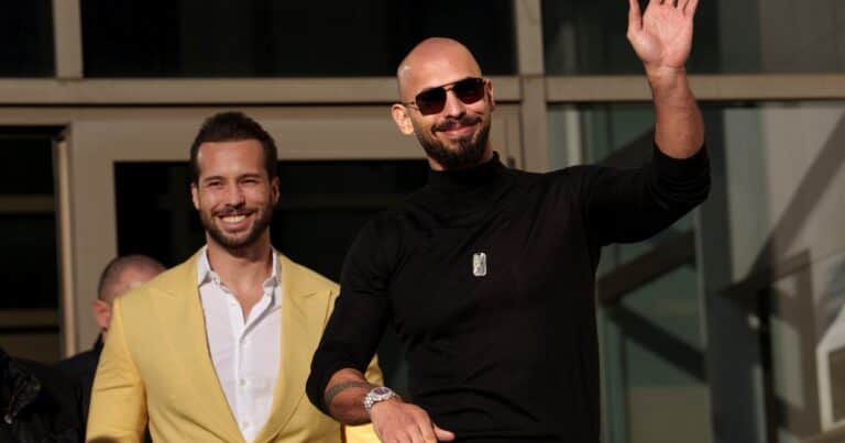 El polémico influencer Andrew Tate dejó Rumania dos años después de su arresto por explotación sexual
