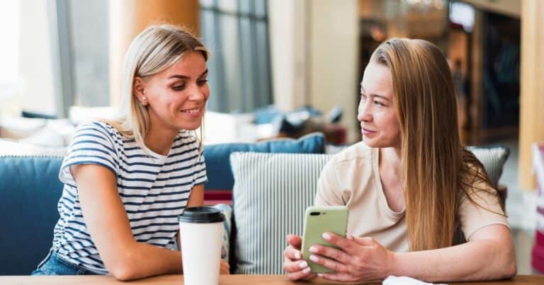 Qué significa exponer toda la vida en redes sociales, según la psicología