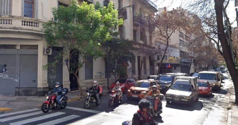 Dos jubilados limpiaban con la puerta abierta y les entraron a robar: los golpearon y se llevaron miles de dólares