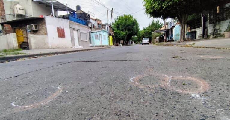 Rosario: se bajaron de un auto y dispararon 12 veces hasta matar a un hombre que estaba comprando en un kiosco