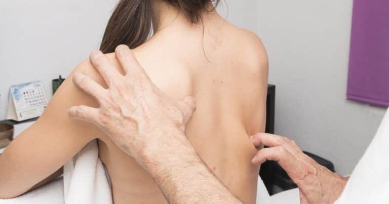 Qué emoción se almacena en la espalda baja, según la ciencia