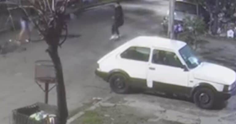 Motochorros balean a una pareja que iba al trabajo para robarles la bicicleta en Tres de Febrero: un joven herido