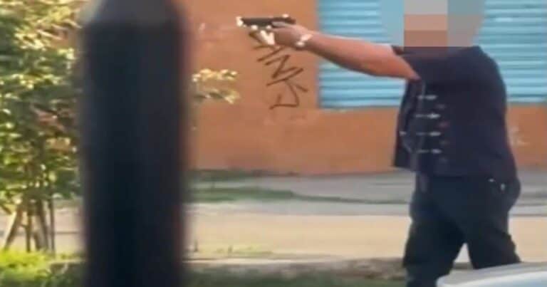 «¡Tiene un fierro en la mano!»: discutió con un vecino y lo atacó a tiros en medio de la calle