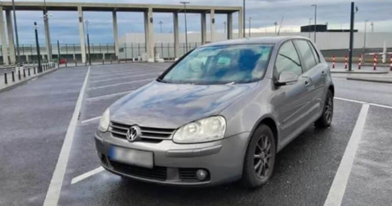 Dejó su auto en el estacionamiento de un aeropuerto y ahora debe una fortuna