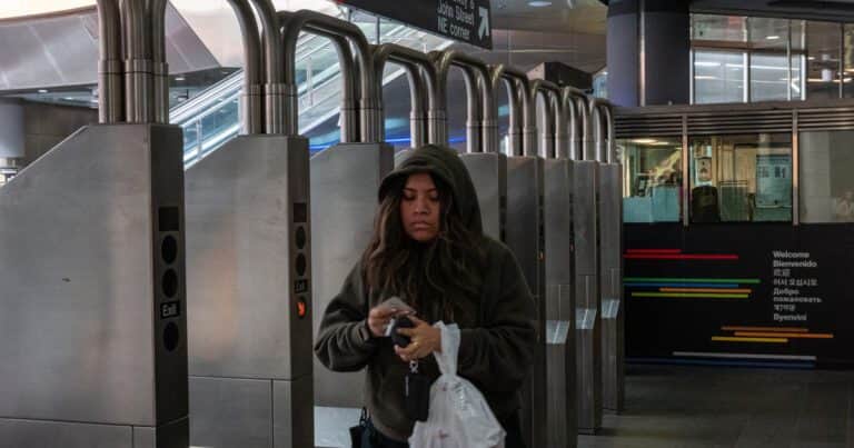 La polémica estrategia de seguridad que implementó New York para evitar que salten los molinetes del Metro