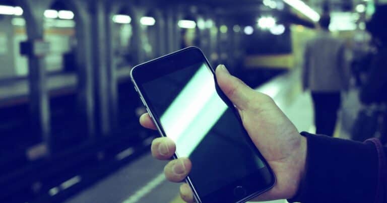 Un hombre reveló la llamativa multa que recibió por haber usado el altavoz de su teléfono en una estación de trenes de Francia