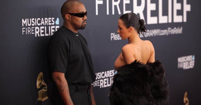 Premios Grammy 2025: Bianca Censori, la esposa de Kanye West, posó desnuda en la alfombra roja y causó revuelo