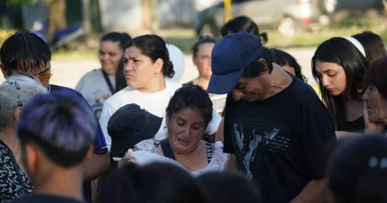 Globos al cielo frente a la escuela de Josué y Paloma: «Estoy destrozado», expresó el papá del chico asesinado junto a su novia