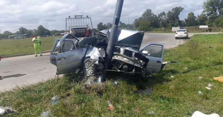 La Plata: perdió el control de su auto, chocó de frente contra un poste y murió su esposa