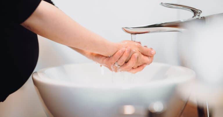 Entró en un restaurante para ir al baño y se robó el lavabo: «Nunca pasó algo así»