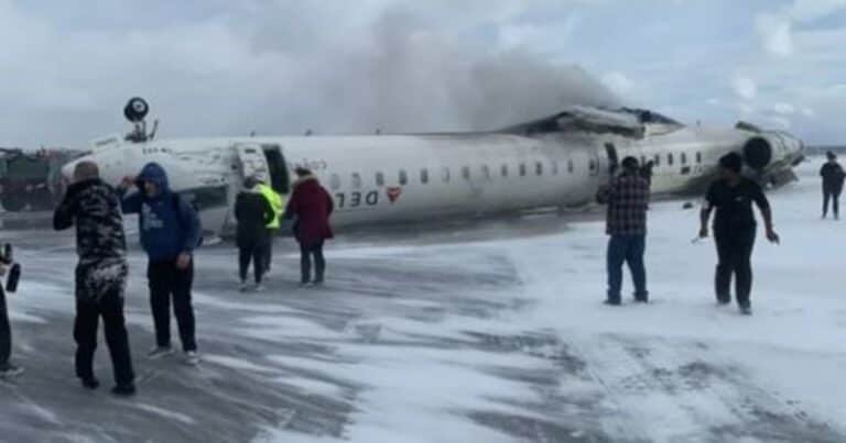 Video: el momento exacto en el que se estrella el avión en Toronto y queda dado vuelta sobre la pista