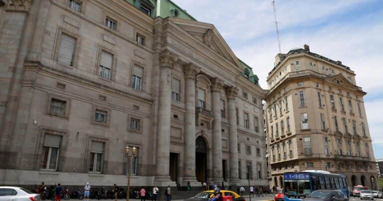 Banco Nación: por qué será una sociedad anónima, qué pasa con los clientes y cómo será la transición