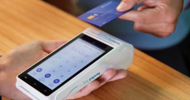 Pagos en dólares: el sistema financiero busca que los comercios los ofrezcan pero no esperan un boom de demanda