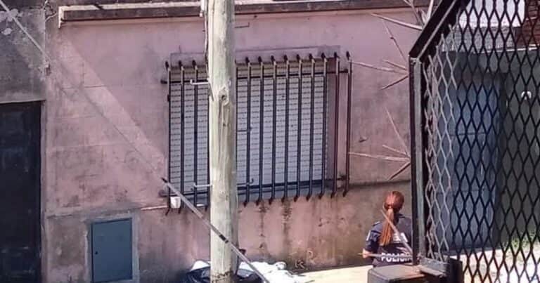 Motochorros asaltaron a un hombre junto a su hijo de 7 años para robarle el auto: un policía los vio y mató a uno de los ladrones