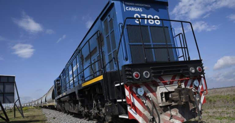 Javier Milei firmó el decreto para privatizar la empresa de trenes Belgrano Cargas
