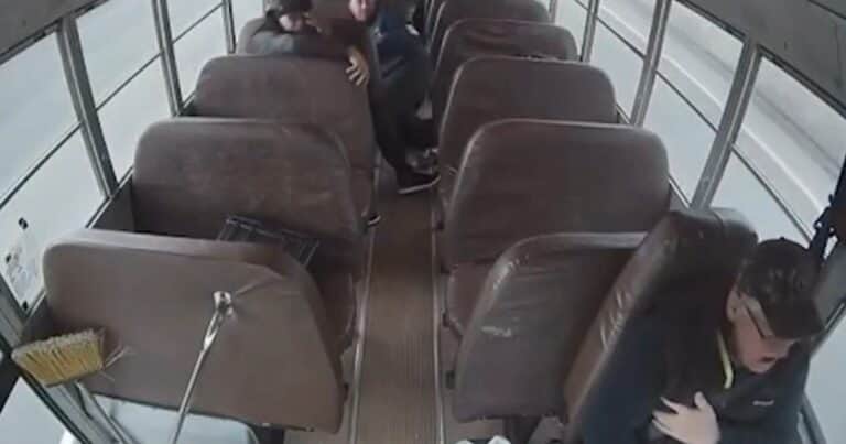 Impactante video: el impresionante momento en que una barra de metal atraviesa el parabrisas de un colectivo y golpea al conductor