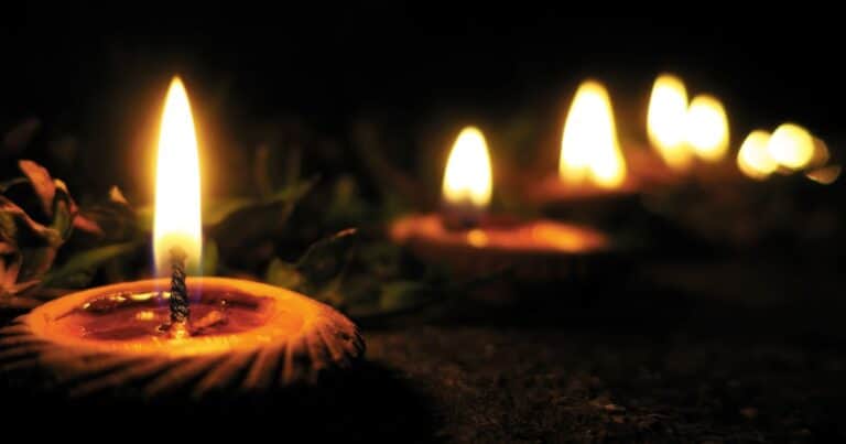 Luna llena en Leo del 12 de febrero 2025: rituales para manifestar dinero y liberar cargas negativas