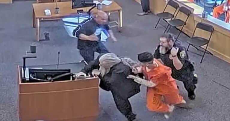 Familiares de una víctima de femicidio golpearon al asesino en pleno juicio: «Valió la pena»