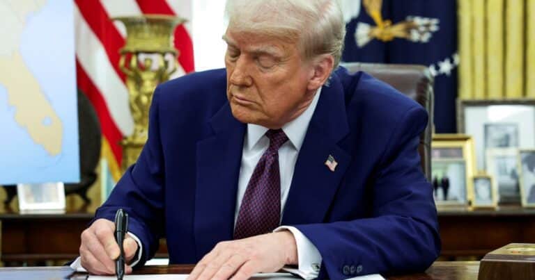 «El gran día»: Donald Trump firmó el plan para imponer aranceles recíprocos a todos sus socios comerciales, entre ellos Argentina