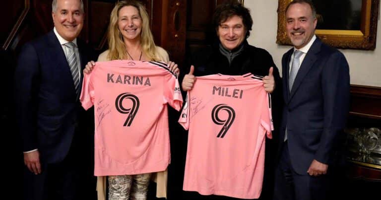 Javier Milei junto a los dueños del Inter de Miami: recibió una camiseta firmada por Messi