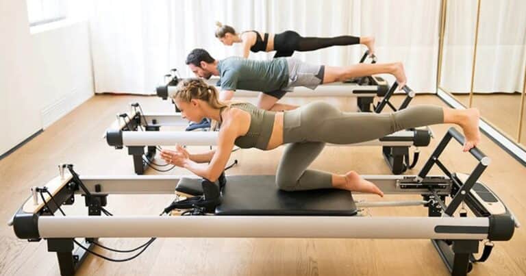 El inesperado motivo por el que en Francia se está debatiendo prohibir que los hombres vayan a clase de Pilates