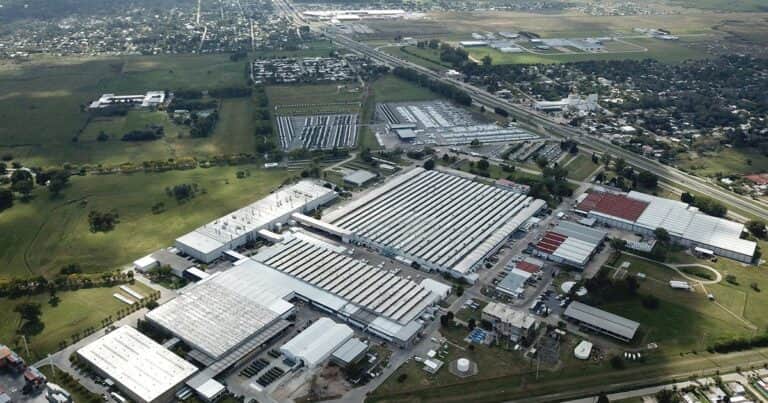 La venta de Mercedes-Benz, cada vez más cerca de cerrarse: quién se quedaría con el negocio de la automotriz alemana en el país