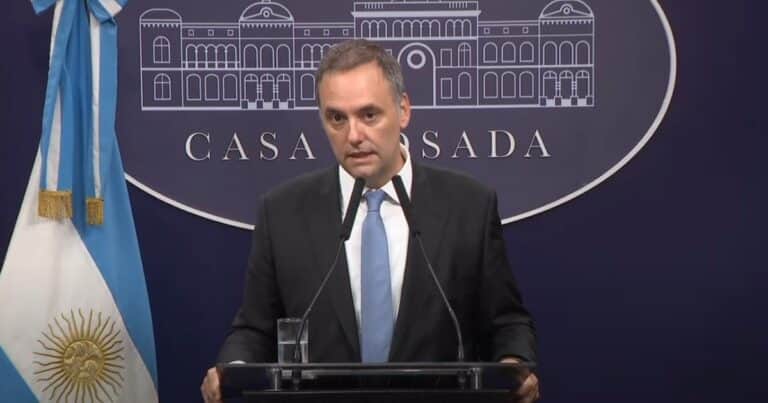 El Gobierno anunció que prohibirá los tratamientos de cambio de género para menores de 18 años