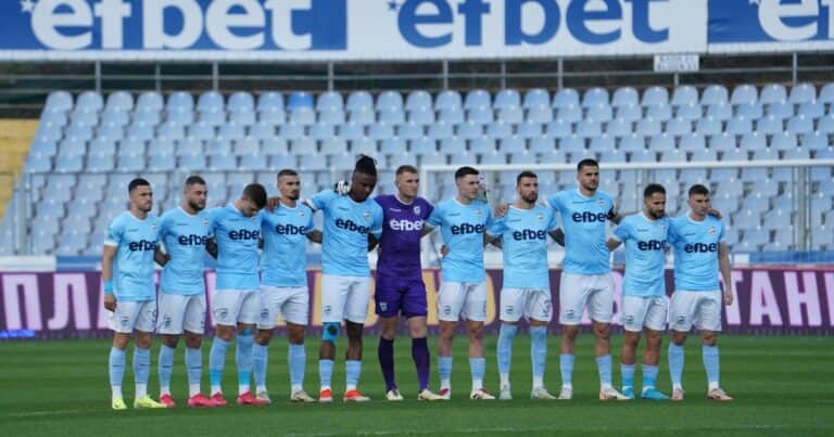 Momento bizarro: hicieron un minuto de silencio por un exjugador del club que está vivo