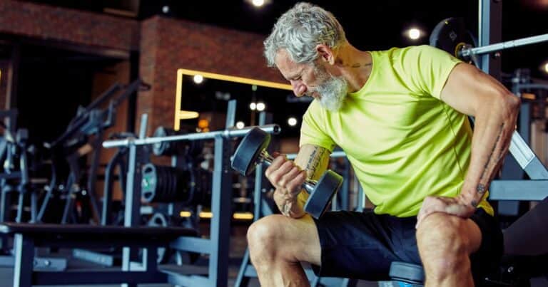 ¿Levantar pesas puede reducir la edad biológica? Los sorprendentes resultados de este estudio
