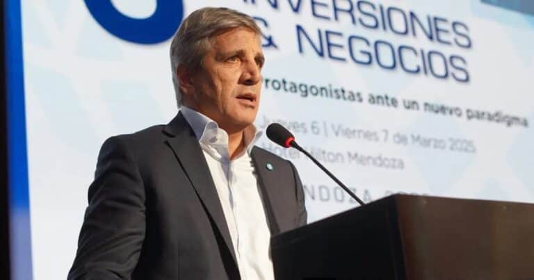 Luis Caputo dijo que cuando liberen las restricciones cambiarias «no va a haber problemas para la gente ni saltos devaluatorios»