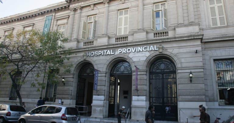 Golpearon y quemaron en Rosario a un indigente que vive en la calle: está en grave estado