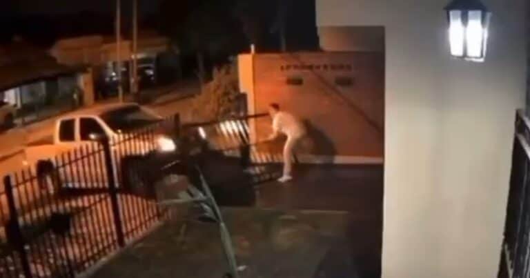 Le robaron la camioneta en la puerta de su casa, le chocaron el portón y su hijo pensó que lo habían secuestrado