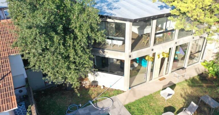 El dúplex transparente: producía pornografía infantil en una casa a la vista de sus vecinos