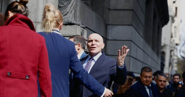 Javier Milei y sus medidas, EN VIVO: «Si te gusta el durazno, bancate la pelusa», la justificación de Espert a la agresión de Santiago Caputo a Manes en el Congreso