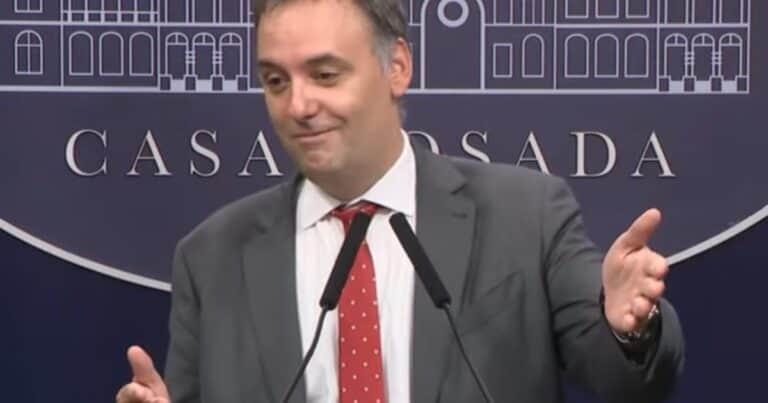 Botón muteador y un Gran Hermano periodístico: el plan de Manuel Adorni para implementar en las conferencias de prensa
