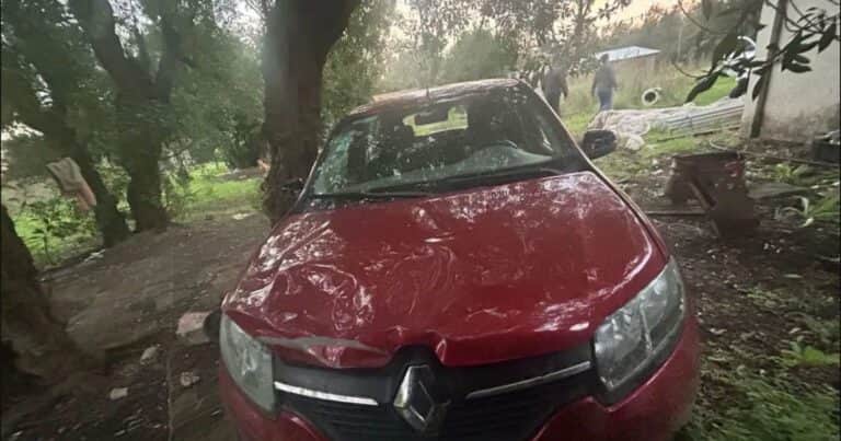 Un joven chocó y su amigo fue a asistirlo pero salieron corriendo cuando llegó la policía: sus autos eran robados