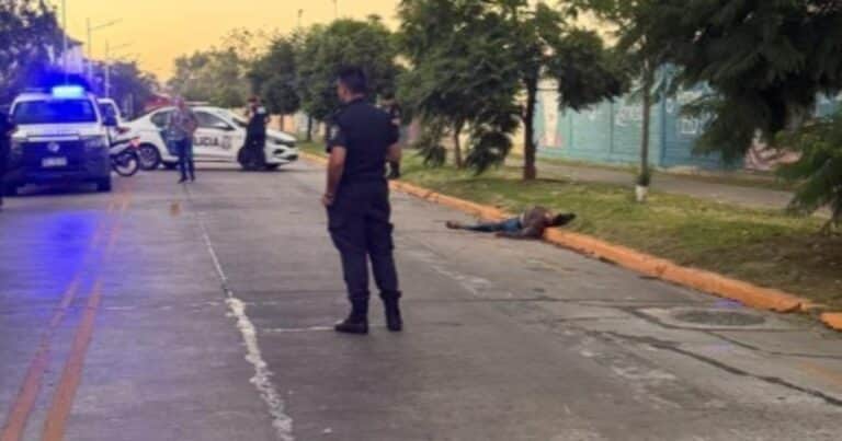 Asaltaron a una pareja de policías con un taladro y les respondieron a los tiros: una mujer muerta y su cómplice herido