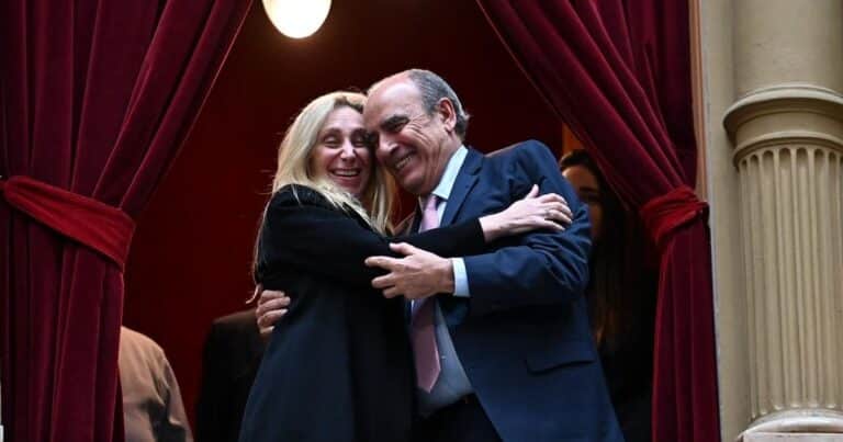 Javier Milei y sus medidas, EN VIVO: Francos cruzó a Carrió por calificar de «cajera» a Karina Milei y la comparó con Cristina Kirchner