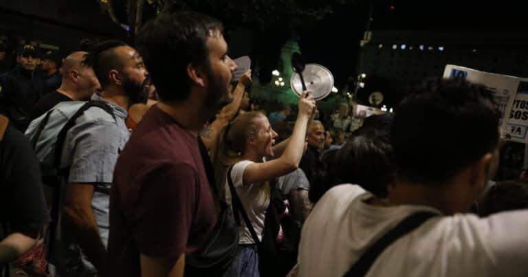 Un cacerolazo se metió en la transmisión oficial en la llegada de Javier Milei al Congreso