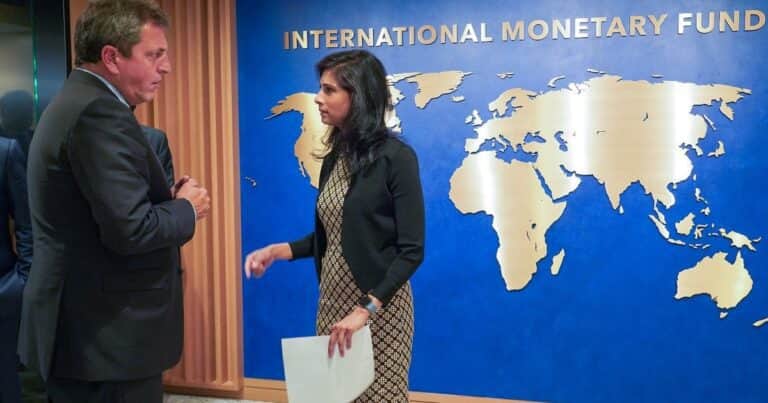 La última vez que el FMI pidió devaluar para darle plata a la Argentina (y por qué salió mal)