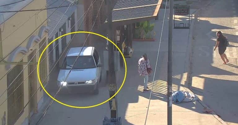 Robó un celular, quedó atascado en el tránsito y escapó con un auto por la vereda: «Yo no venía en el auto, fíjese bien»