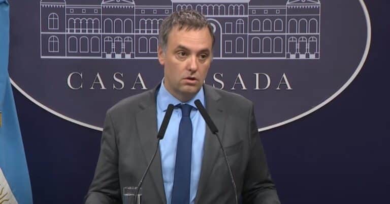 El Gobierno le contestó a Kicillof por los fondos para Bahía Blanca y habló de la marcha de «barrabravas de izquierda K»