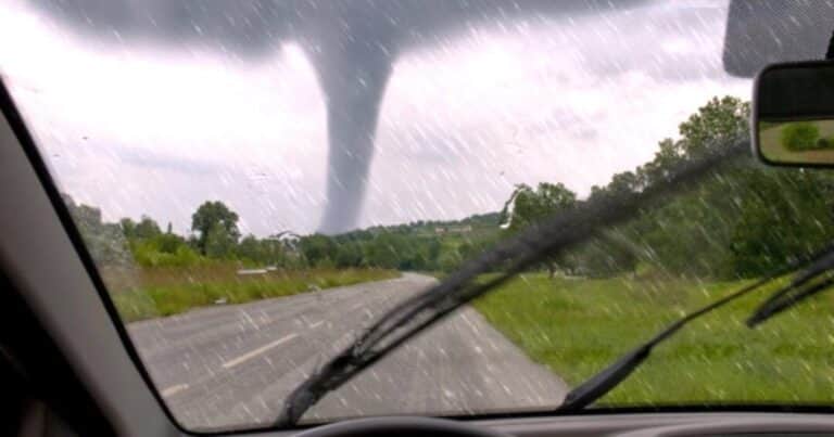 El dramático momento en que una mujer sobrevive en su auto a un tornado en Florida