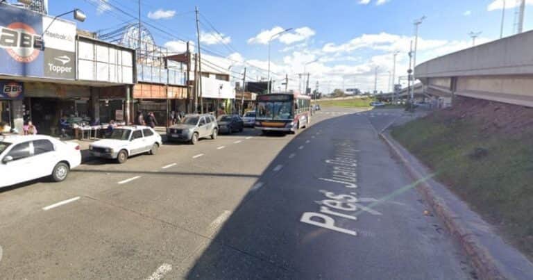 Un gendarme esperaba el colectivo para volver a su casa, lo asaltaron y mató a uno de los ladrones
