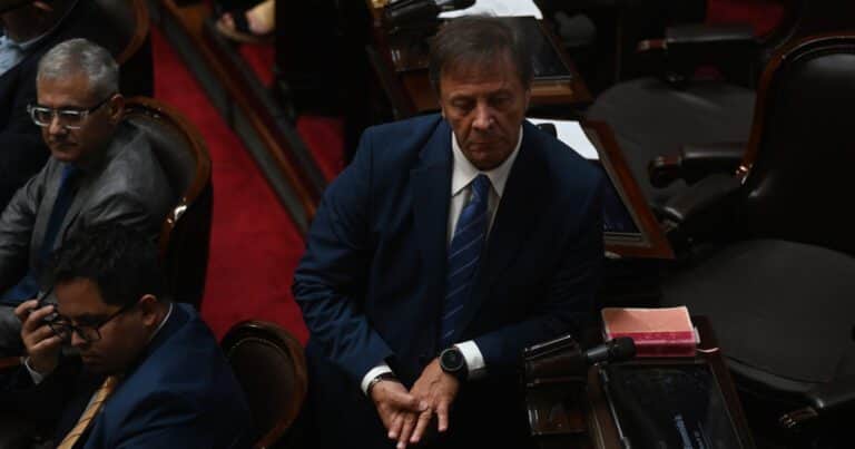 «No soy besuqueiro», respondió Oscar Zago cuando le preguntaron por la insólita propuesta de Almirón de darle un pico