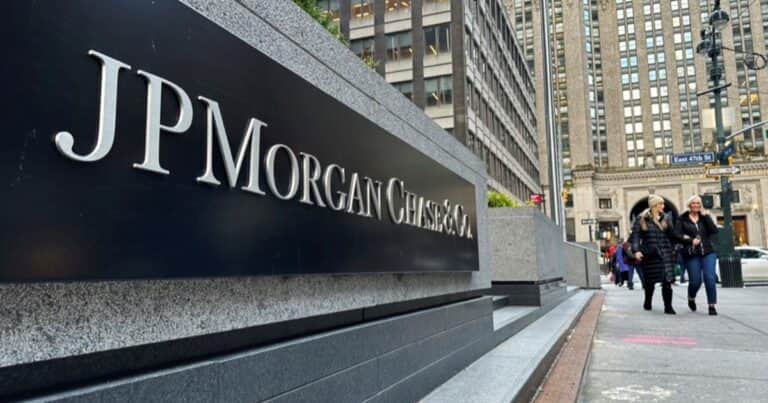 Wall Street ve un cambio en el clima social y cree que el DNU acelera el acuerdo con el FMI
