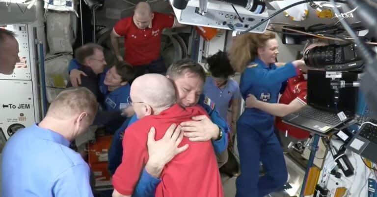 La nave de SpaceX llegó a la Estación Espacial Internacional para traer de regreso a los astronautas que estaban varados