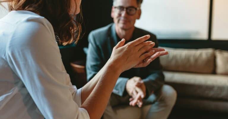 Frases inteligentes que las personas brillantes usan para finalizar una conversación educadamente