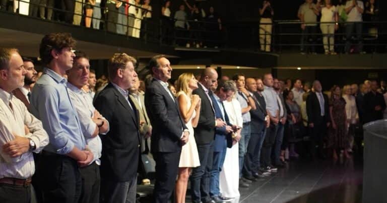 Un acto evangélico saltó la grieta y juntó a Jorge Macri, «Wado» De Pedro, Lousteau y los libertarios